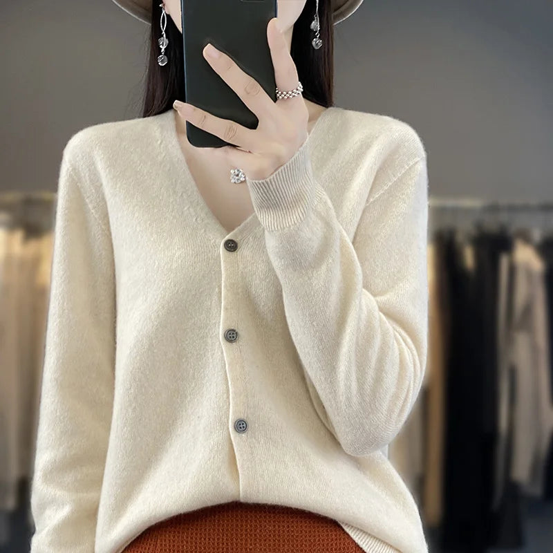 Gilet en cachemire vert sauge Odessia de Danoir Paris, coupe élégante et tissu luxueux visible sur l'image.