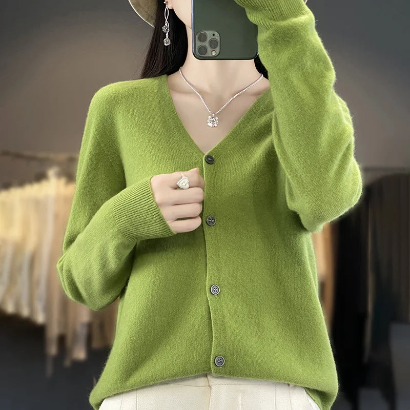 Gilet en cachemire vert sauge Odessia de Danoir Paris, coupe élégante et finition douce, pour un look sophistiqué et confortable.