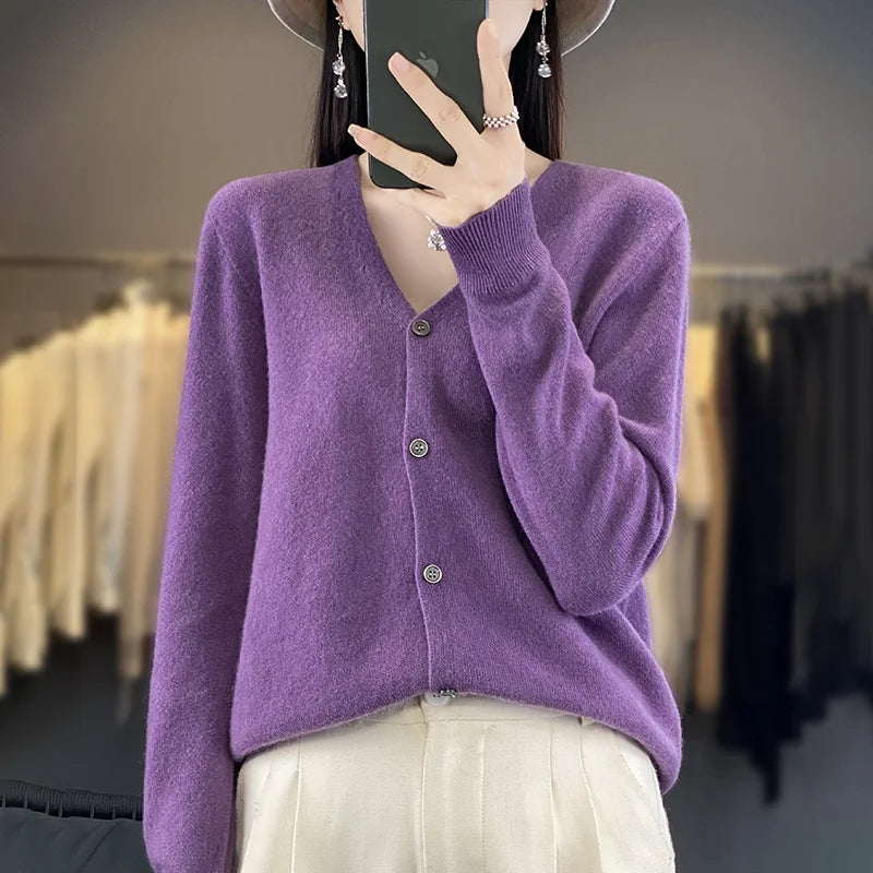 Gilet en cachemire vert sauge Odessia, marque Danoir Paris, style élégant et luxe, porté sur un fond neutre.
