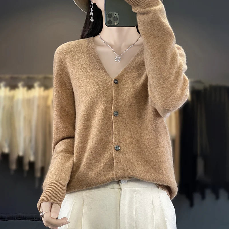 Gilet en cachemire vert sauge Odessia de Danoir Paris, coupe élégante, tissu doux et luxueux, porté sur un fond neutre.