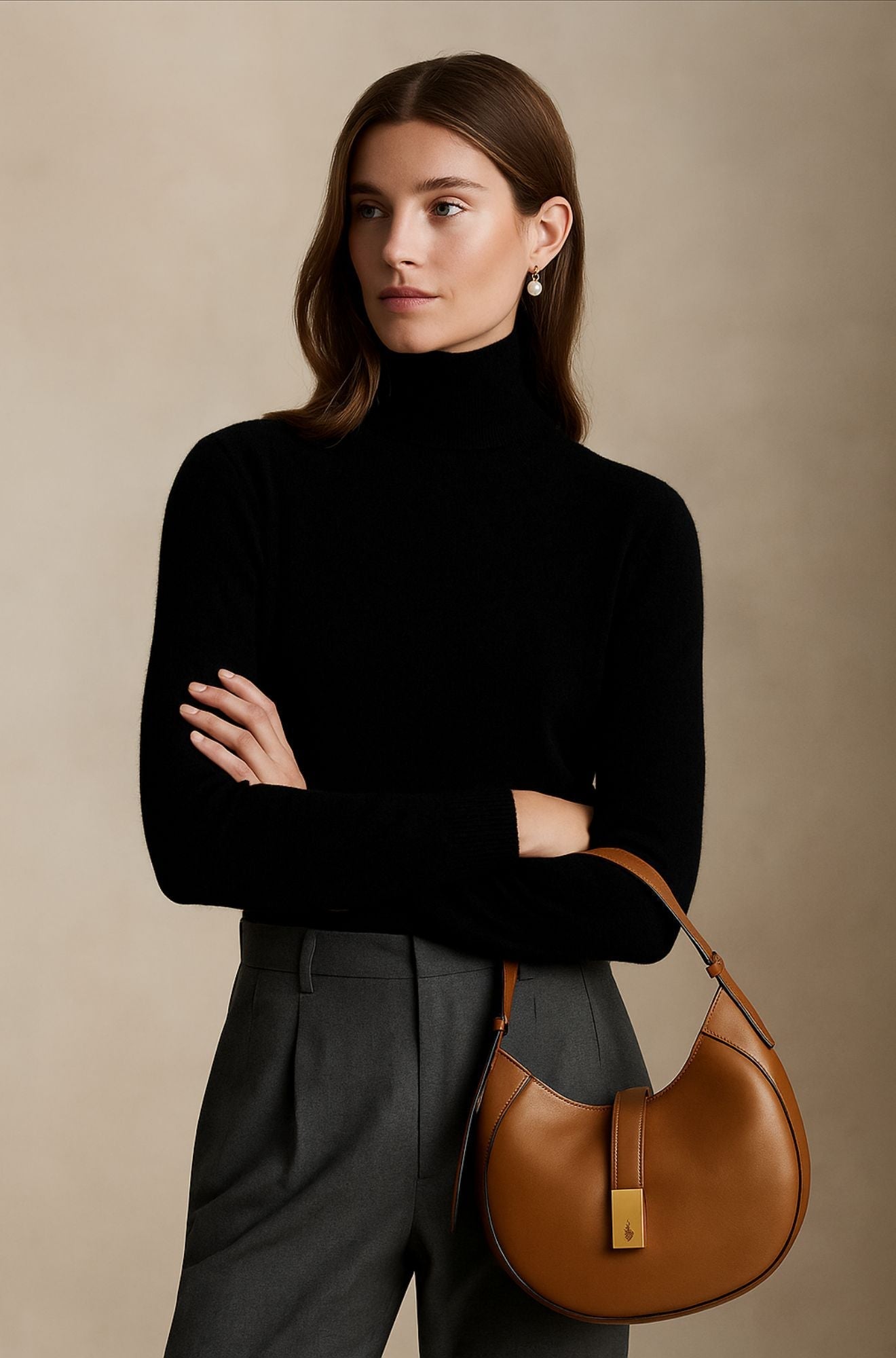 Pull col roulé beige Danoir Paris Amara, tissu luxueux, coupe élégante, vêtement chaud et confortable pour l'hiver.