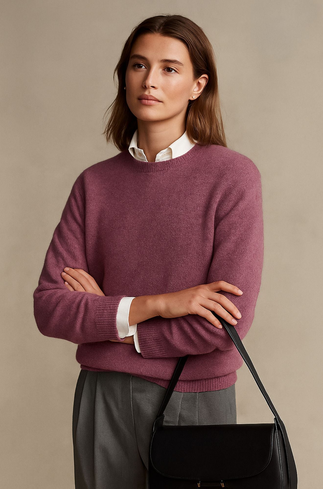 Pull doux et chic Clarisse de Danoir Paris, en laine bleue, porté de face, style élégant et confortable.