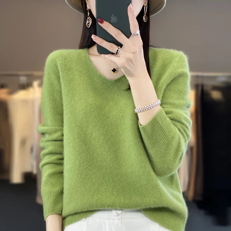 Pull en cachemire beige Elowen de Danoir Paris, élégant, porté sur un mannequin, détails du tissu et coupe sophistiquée visible.