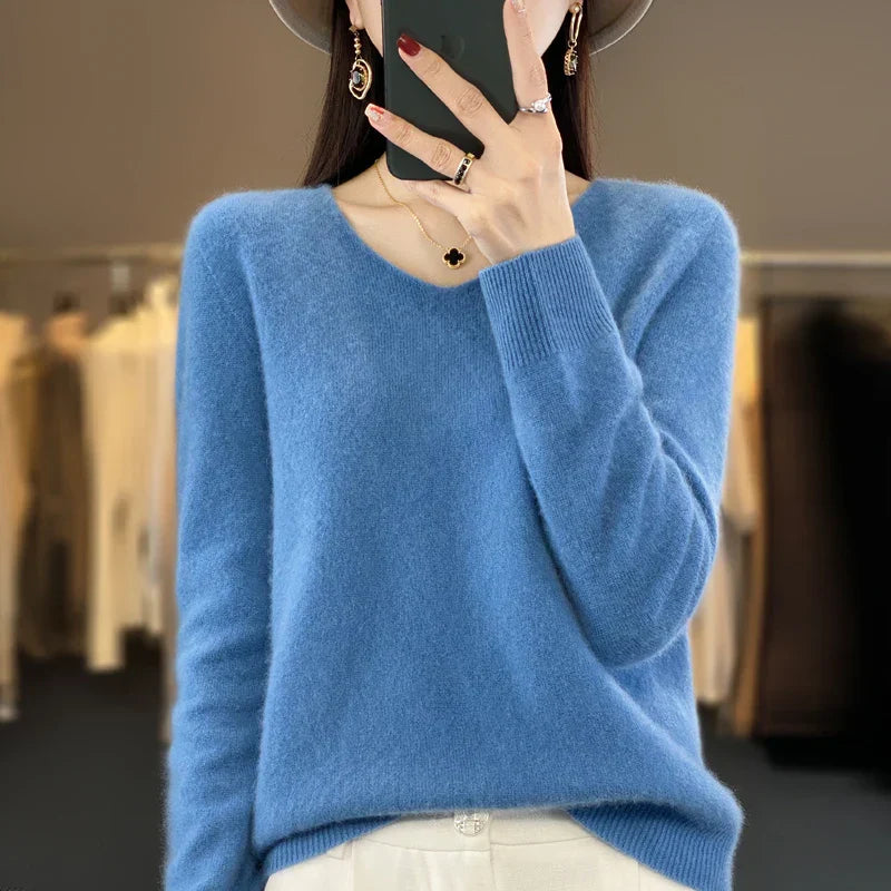 Pull en cachemire beige Elowen de Danoir Paris, élégant et confortable, avec un col rond et une coupe raffinée.