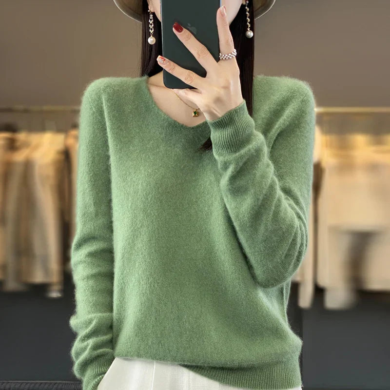 Pull en cachemire beige Elowen de Danoir Paris, élégant, porté, avec col rond et finition douce, sur mannequin.