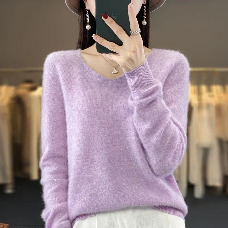 Pull en cachemire beige Elowen de Danoir Paris, coupe élégante, porté sur mannequin avec col ras du cou et manches longues.
