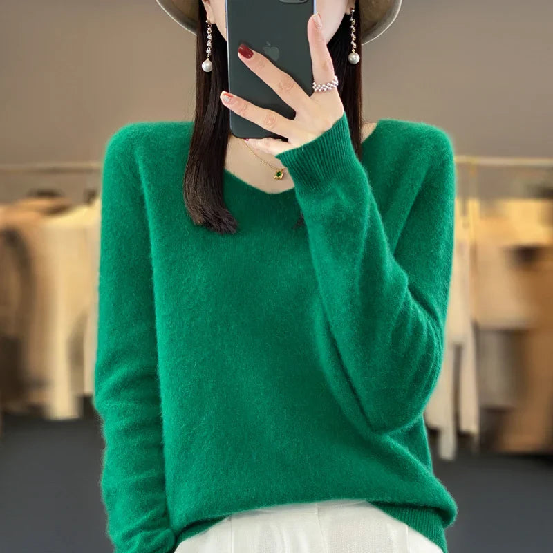 Pull en cachemire beige Elowen de Danoir Paris, élégant et confortable, avec un col rond et une coupe raffinée.
