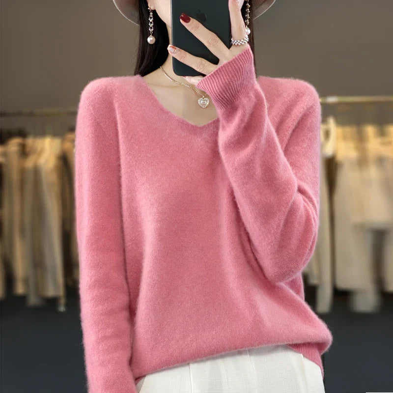 Pull en cachemire beige Elowen de Danoir Paris, coupe élégante, doux et raffiné, porté par un modèle.