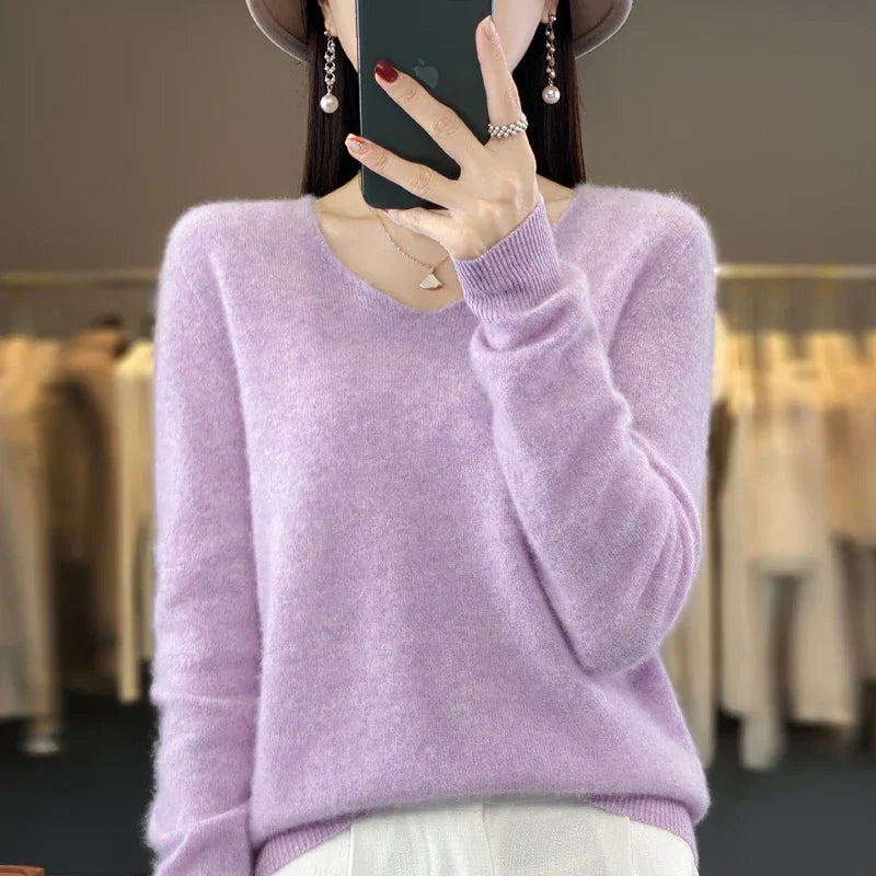 Pull en cachemire beige Elowen de Danoir Paris, style élégant, porté sur un mannequin, détail du col et des manches.