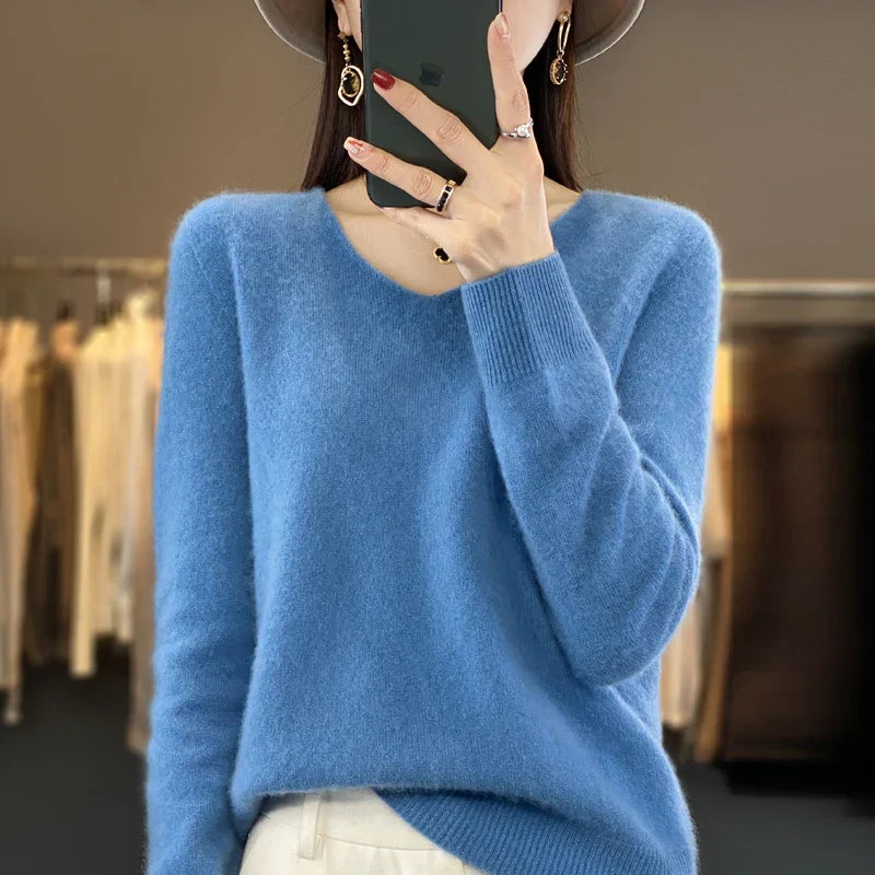Pull en cachemire Danoir Paris Elowen, élégant beige, col rond, texture douce et finition raffinée, porté sur un mannequin.