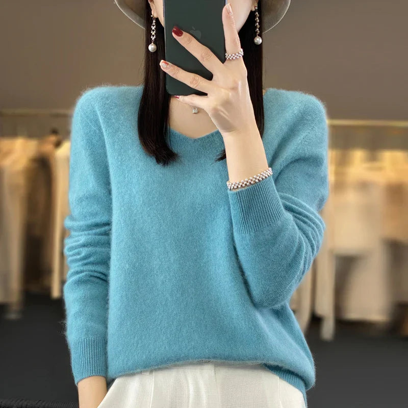 Pull en cachemire beige Elowen de Danoir Paris, élégant et doux, porté sur un mannequin pour un look sophistiqué.