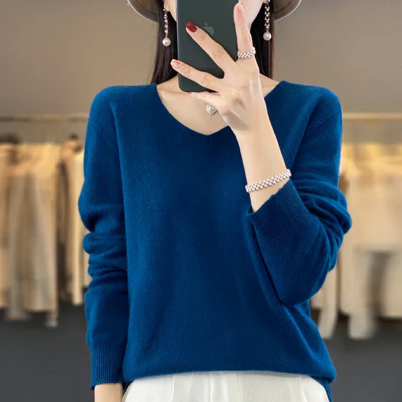 Pull en cachemire beige Elowen de Danoir Paris, élégant, porté sur un modèle, détail du tissu doux et fin.