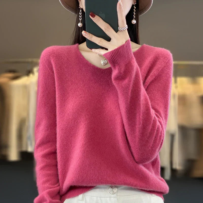 Pull en cachemire beige Elowen de Danoir Paris, élégant, porté sur un mannequin, avec col en V et manches longues.