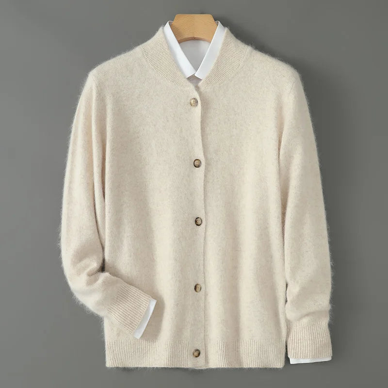 Cardigan élégant Colby de Danoir Paris en beige, coupe polyvalente, porté avec manches longues et finition raffinée.