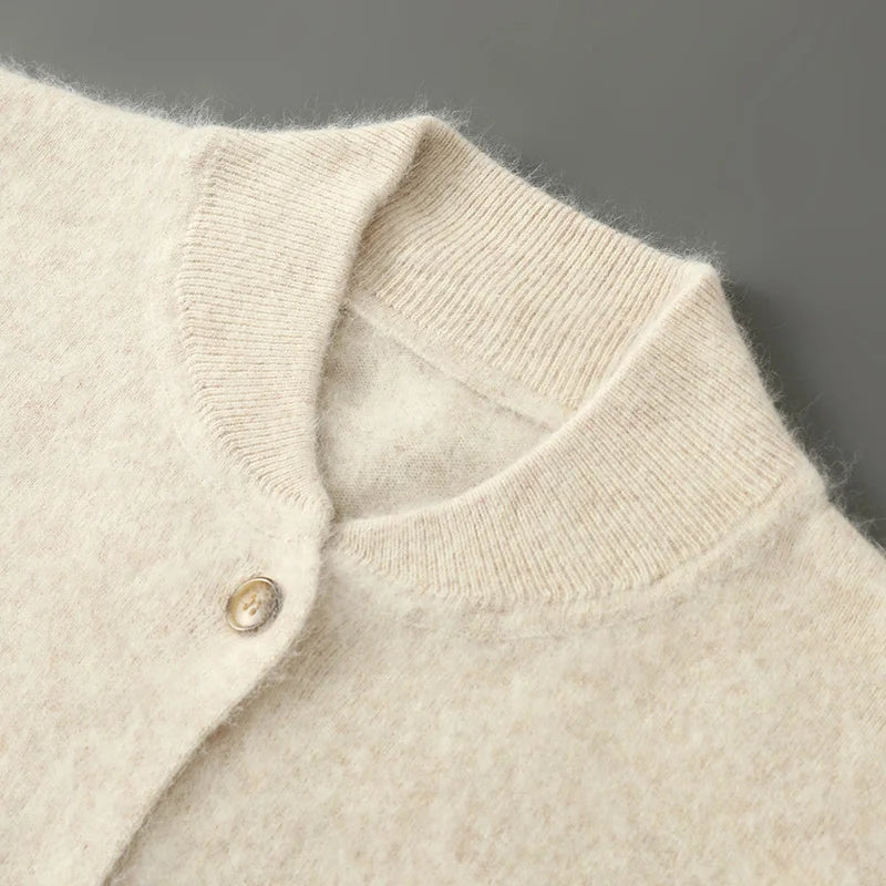 Cardigan beige élégant et polyvalent de la marque Danoir Paris, modèle Colby, porté en vue frontale.