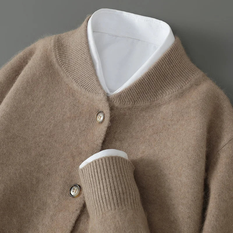 Cardigan élégant beige Danoir Paris Colby, polyvalent, manches longues, porté sur un fond neutre.