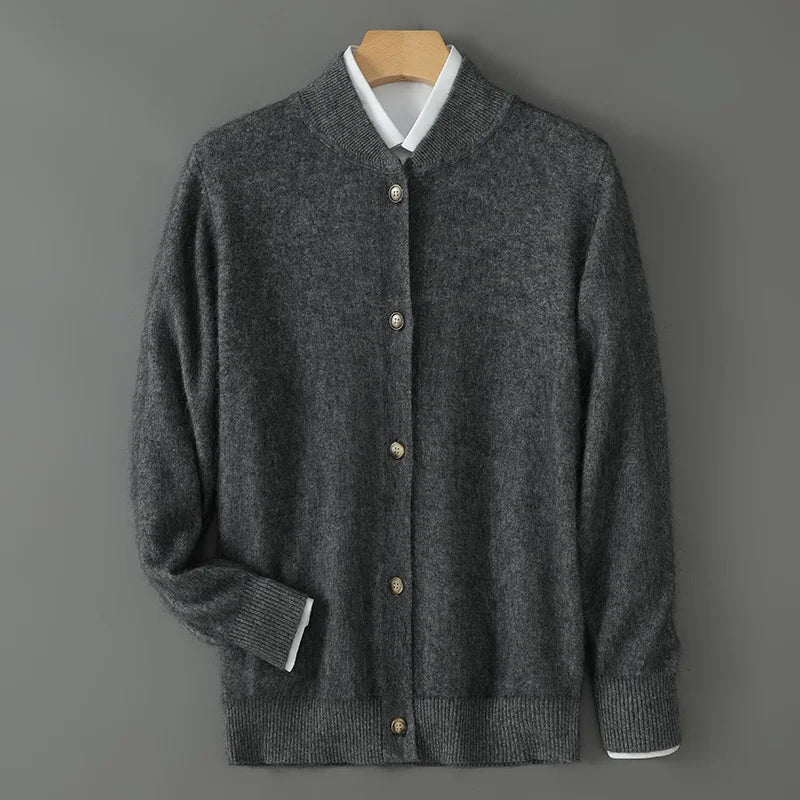 Cardigan élégant Colby de Danoir Paris en beige, vêtement polyvalent avec col, porté sur un mannequin.