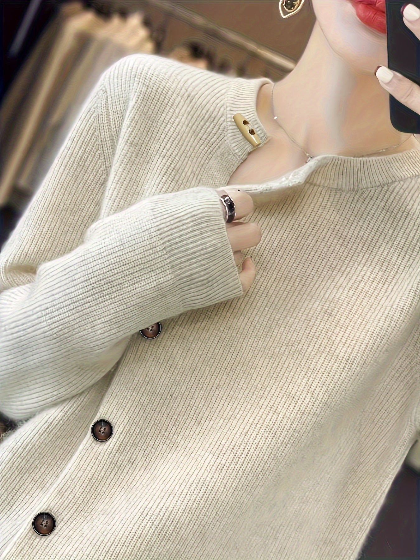 Cardigan classique élégant Gemma de Danoir Paris en tissu abricot, taille unique, porté sur mannequin.