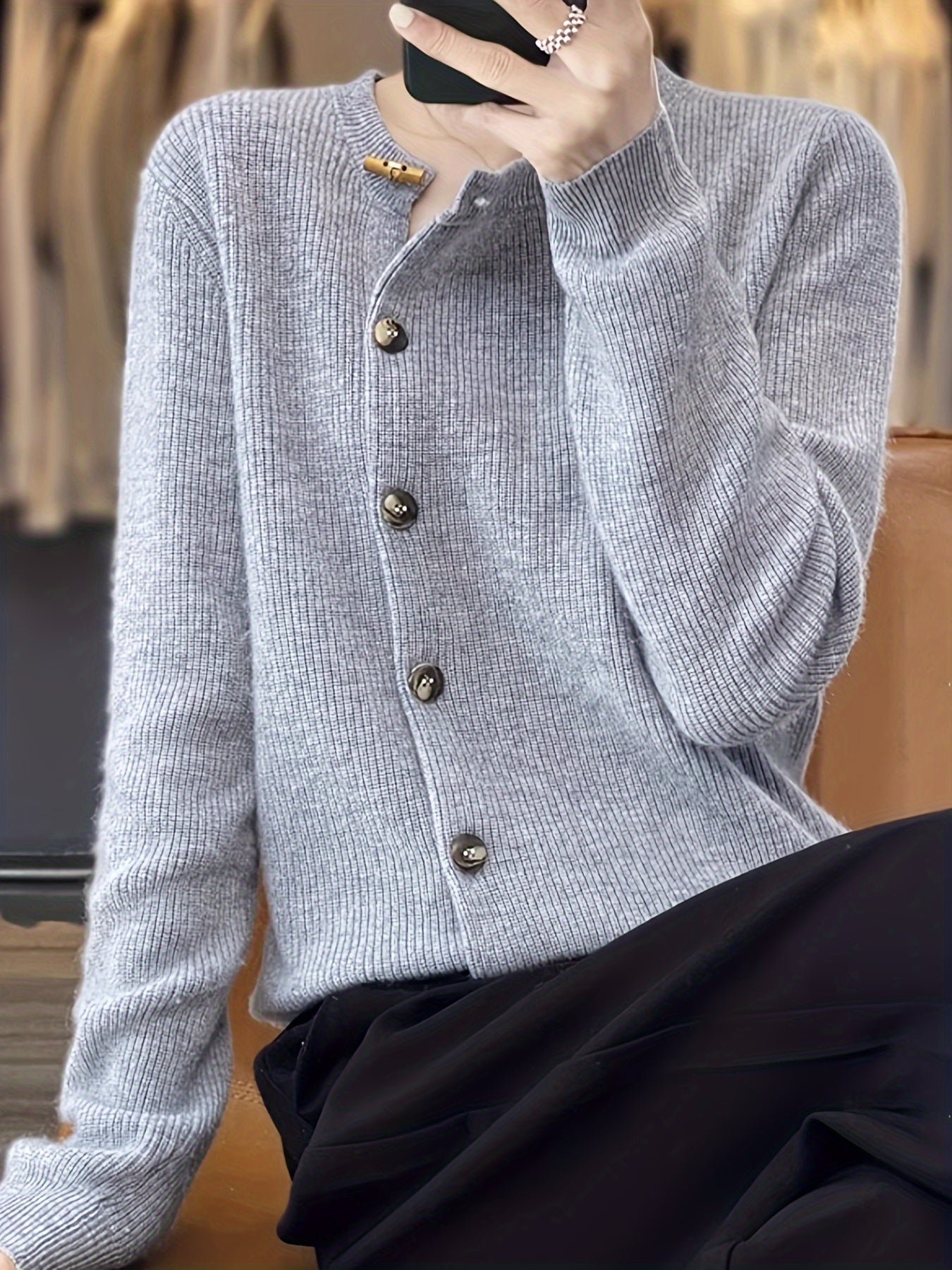 Cardigan classique élégant Gemma de Danoir Paris en abricot, taille unique, doux et confortable, prêt à compléter un look sophistiqué