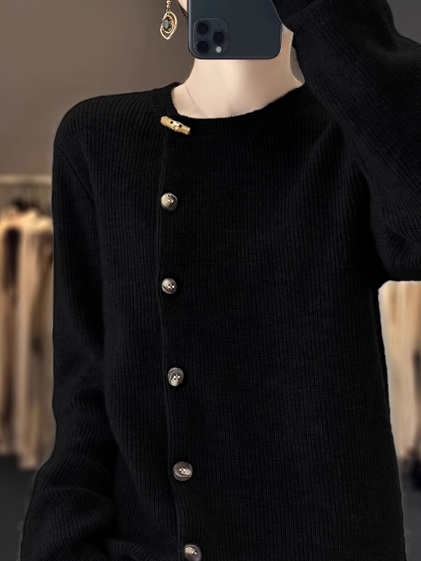 Cardigan classique et élégant Gemma de Danoir Paris en tissu abricot, taille unique, porté sur un mannequin.