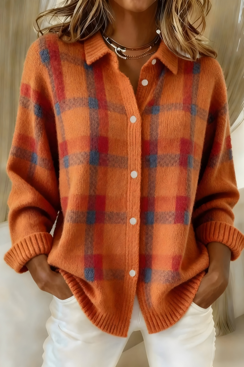 Cardigan rétro orange Danoir Paris FR1239, style confortable, porté avec col en V et manches longues.