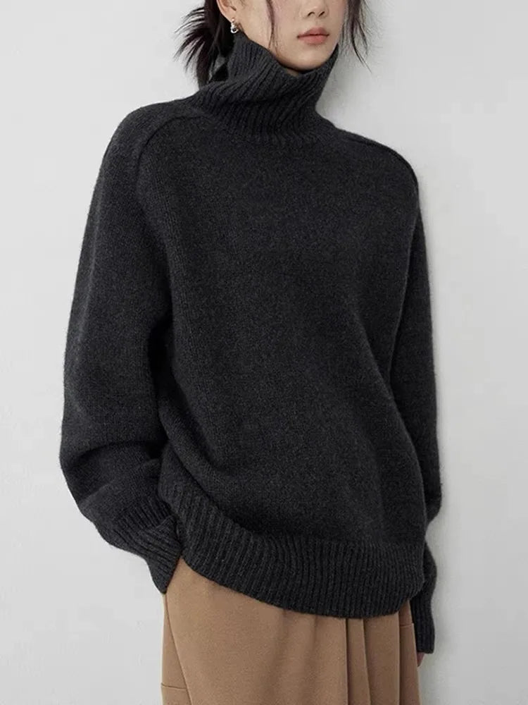Pull en cachemire gris Thessara de Danoir Paris, élégant et doux, avec un style classique et finition soignée.