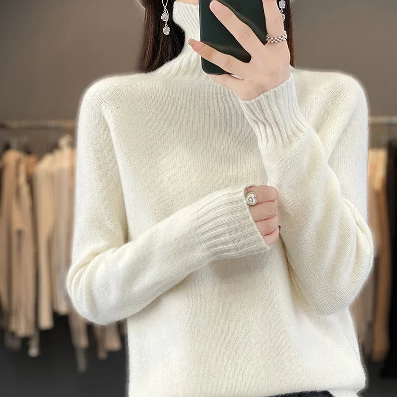 Pull cachemire chic Danoir Paris Seraphine en camel, doux et élégant, avec un col rond et une coupe moderne.