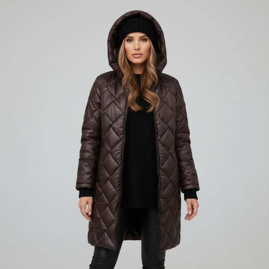 Veste élégante et chaude Bogna de Danoir Paris en rose poudre, mode féminine et confortable pour l'hiver.