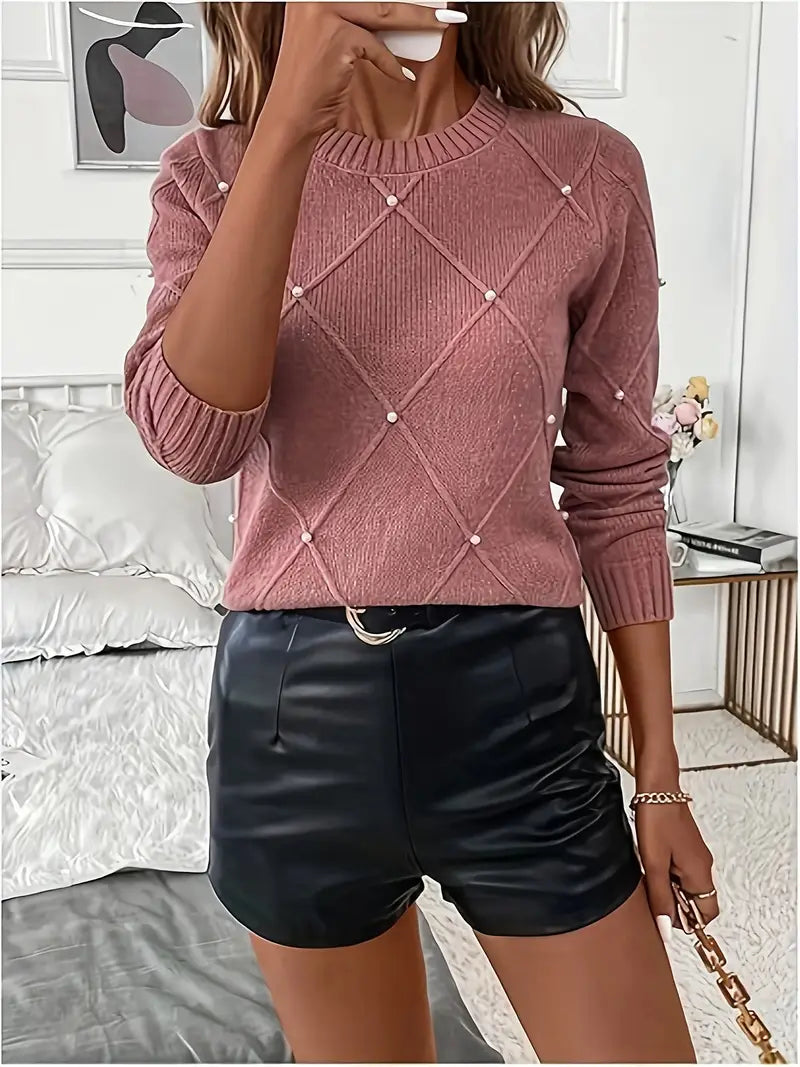 Pull chic à perles Élise de Danoir Paris en rose, détail élégant avec perles, porté sur mannequin.