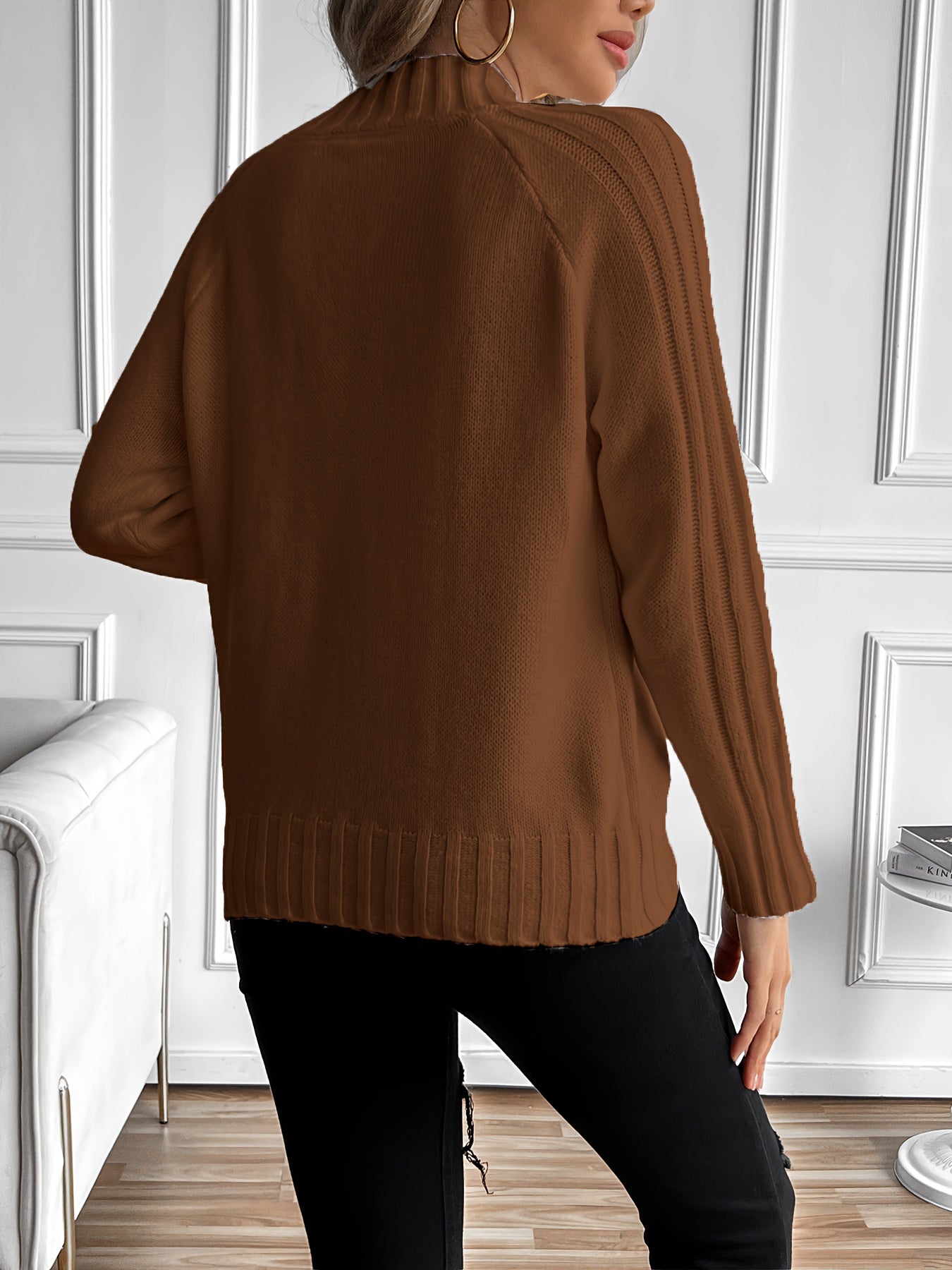 Pull en maille blanc Nadia de Danoir Paris, chic et confortable, porté par un mannequin, détail du col et des manches visibles.