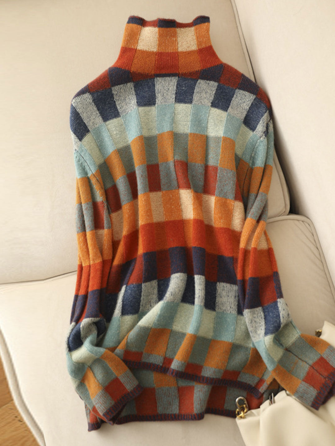 Pull roulé élégant Caroline de Danoir Paris en multicolore, modèle FR1253, style chic et confortable pour femmes.