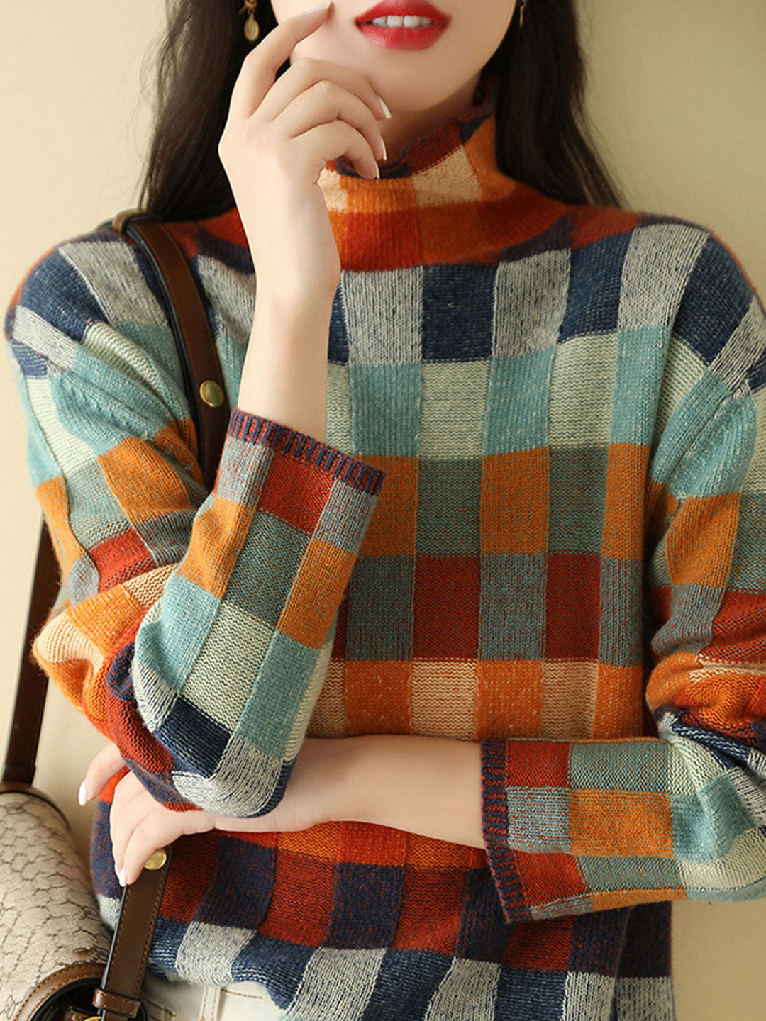 Pull roulé élégant Caroline de Danoir Paris, multicolore, porté pour un look chic et sophistiqué.