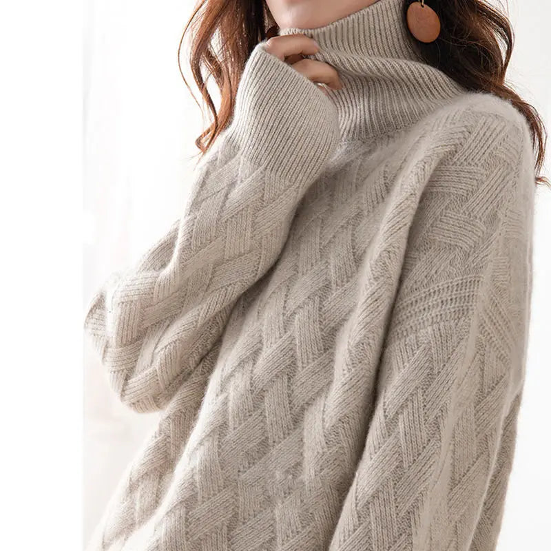 Pull roulé en cerise Danoir Paris, style automnal, matière luxueuse, couleur beige, porté de face.