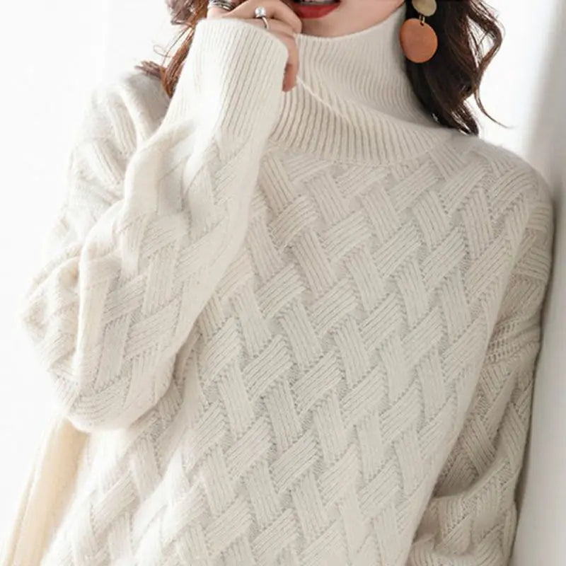 Pull roulé luxe automnal Cerise par Danoir Paris, en beige, doux et élégant, parfait pour la saison automnale.