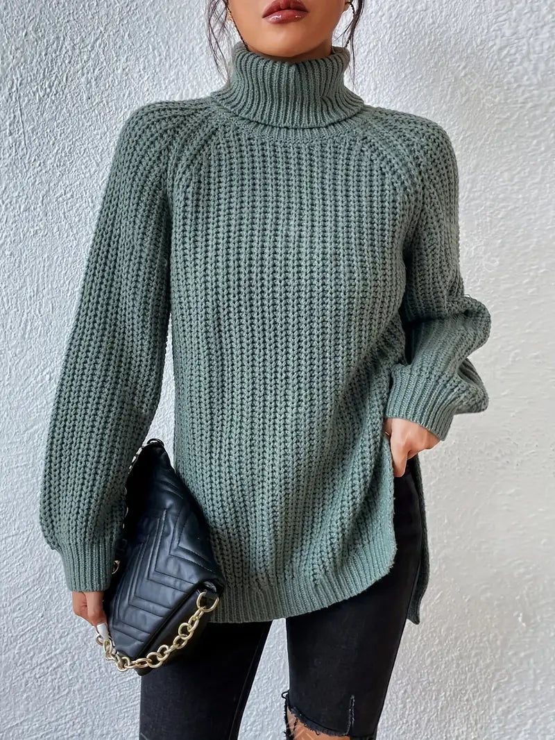 Pull roulé en laine lavande Danoir Paris, style luxe, couleur vert clair, porté pour un look élégant et confortable.