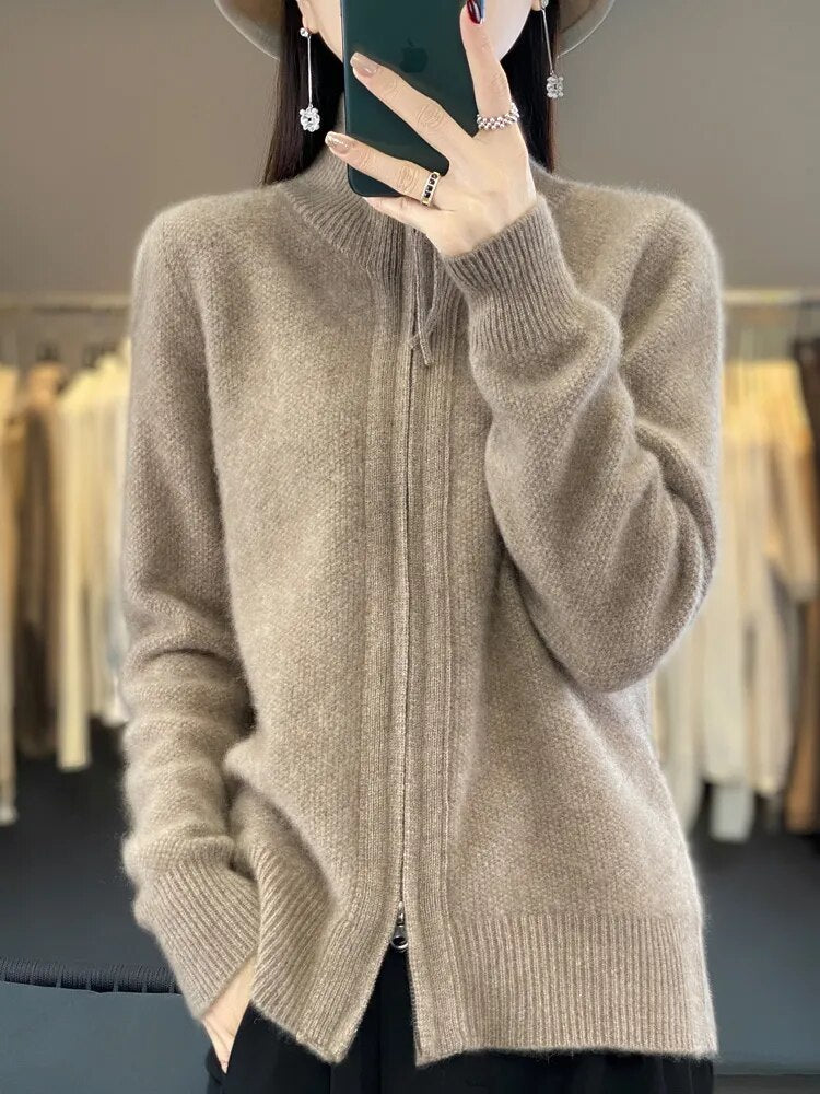 Cardigan zippé confortable Danoir Paris Piera en noir, doux et chaud, porté avec col en V et manches longues.