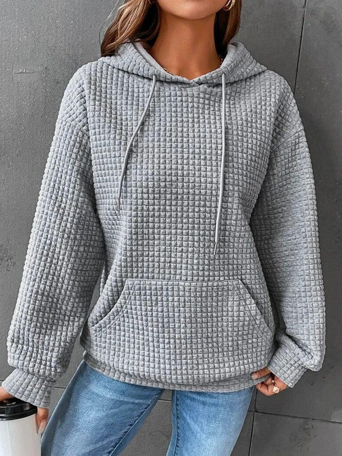 Sweatshirt Molly Danoir Paris en tissu noir, coupe confortable, idéale pour l'hiver, portée en situation décontractée.