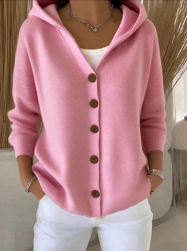 Cardigan doux et confortable Danoir Paris Claire en rose, à manches longues, porté sur un fond neutre.