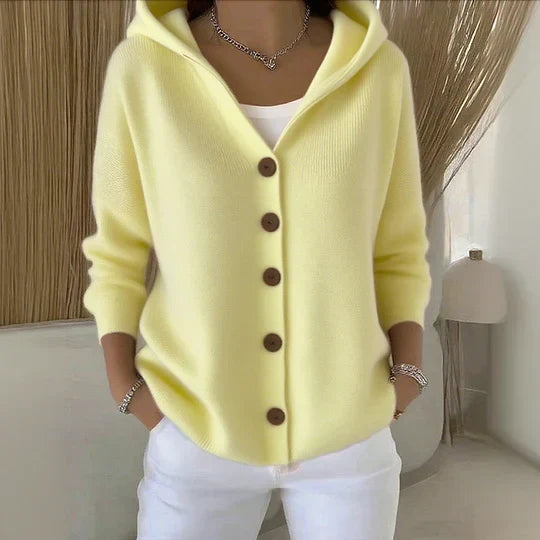 Cardigan doux et confortable Claire de Danoir Paris en rose, style chaleureux et tissu moelleux visible sur l'image.