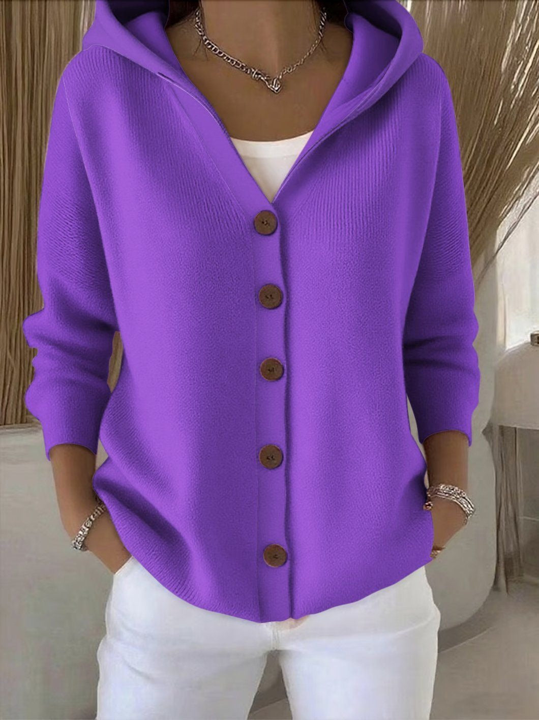 Cardigan doux et confortable Danoir Paris Claire en rose, vêtement chaud avec col en V et manches longues.