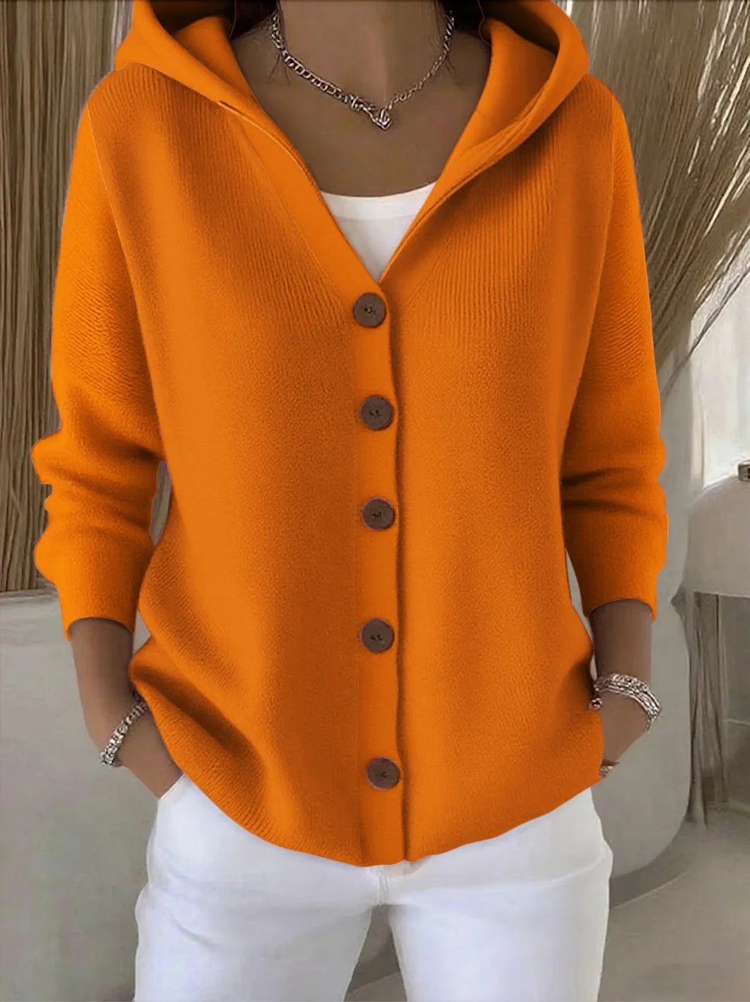 Cardigan doux et confortable Danoir Paris Claire en rose, en maille légère, porté par un mannequin.