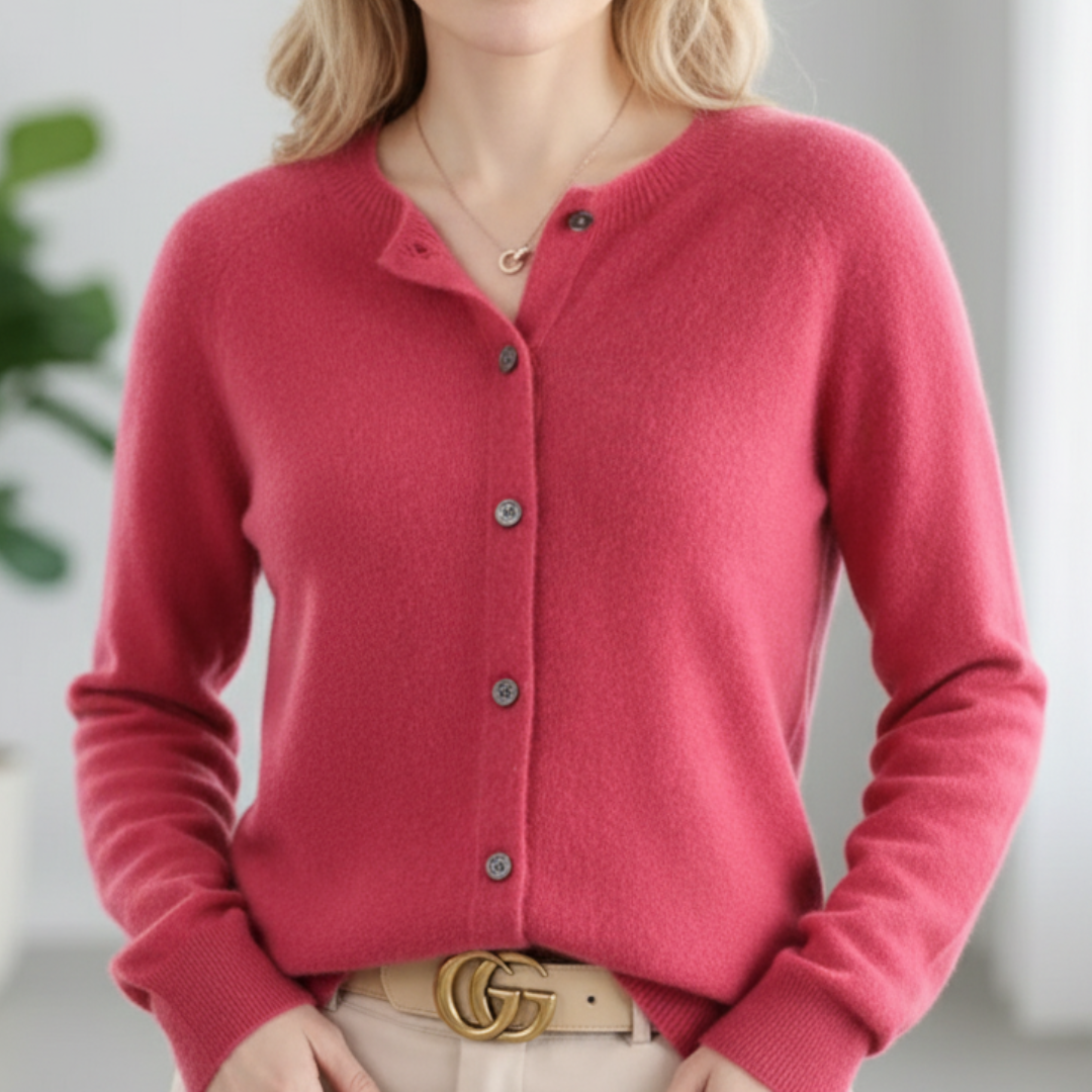 Pull en cachemire Danoir Paris Anna, chic et élégant, couleur rose foncé, porté en détail avec col et manches longues.