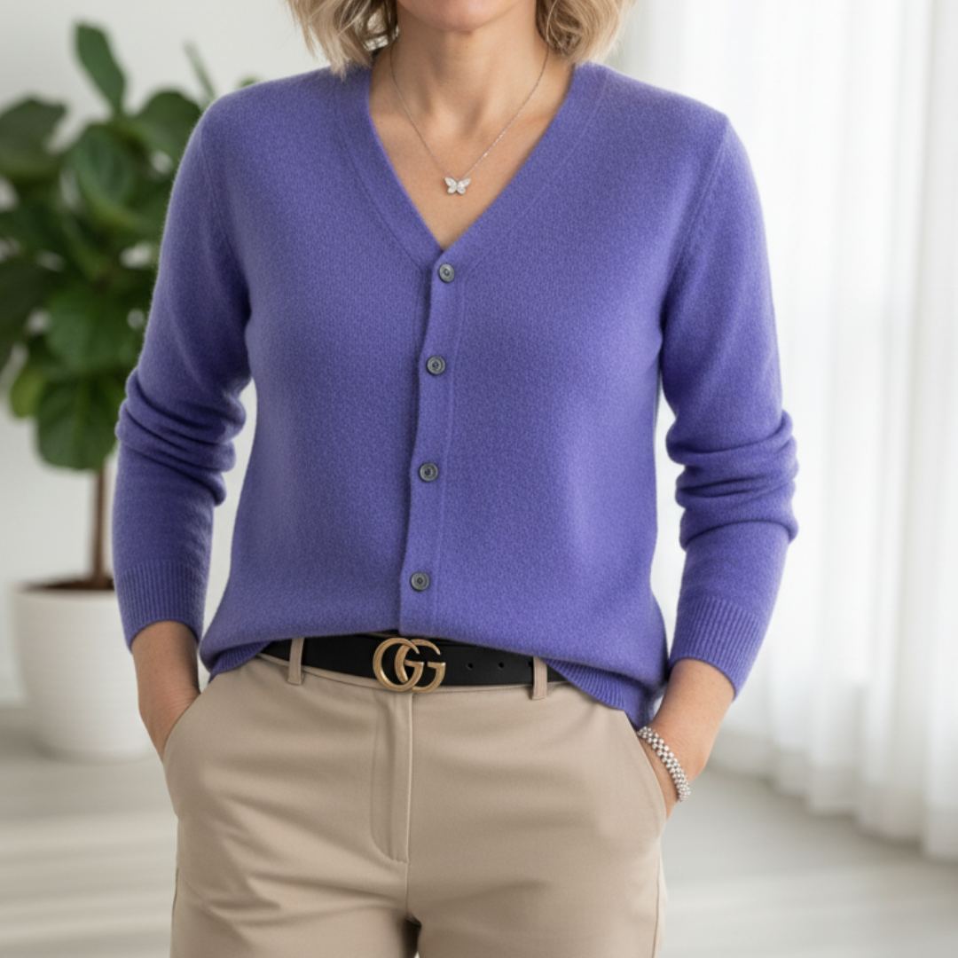 Pull en cachemire rose foncé de Danoir Paris, modèle Anna, chic et élégant, avec un design sophistiqué.