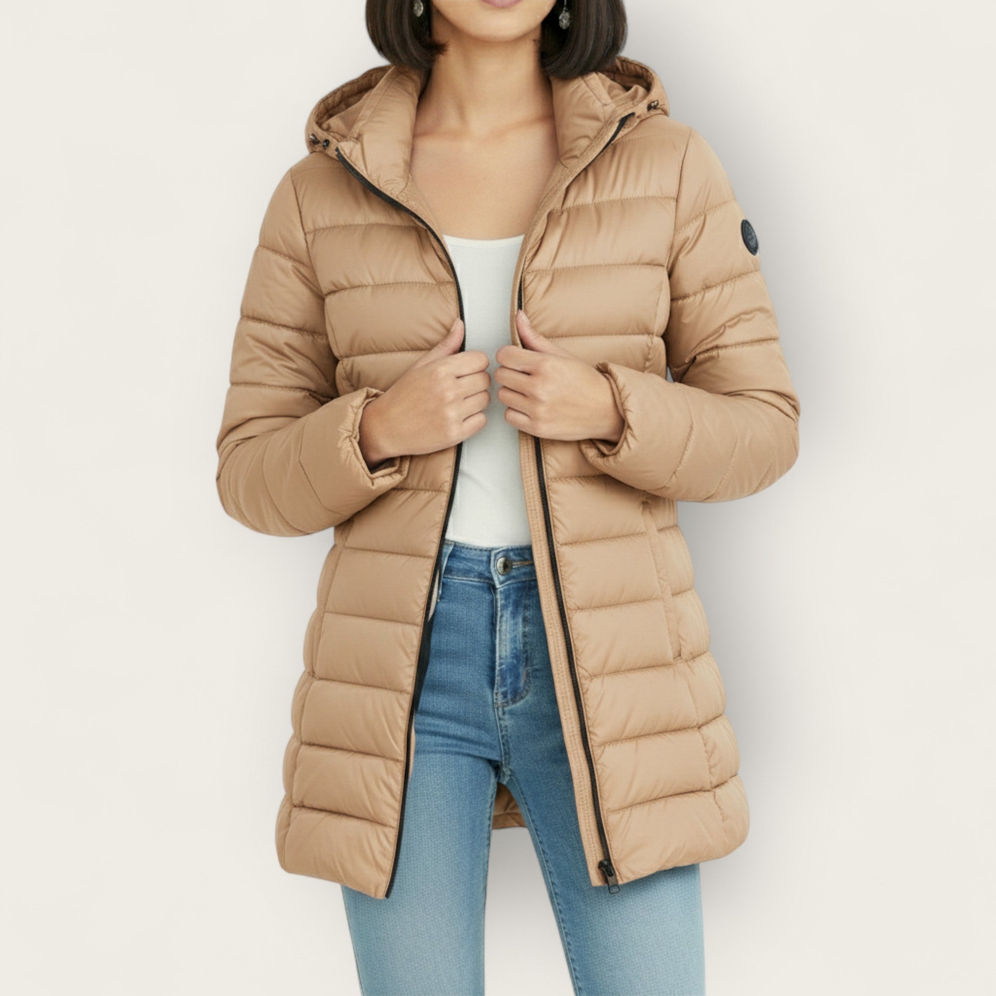 Veste hivernale élégante Eliza de Danoir Paris en gris, coupe sophistiquée et tissu chaud pour femme.