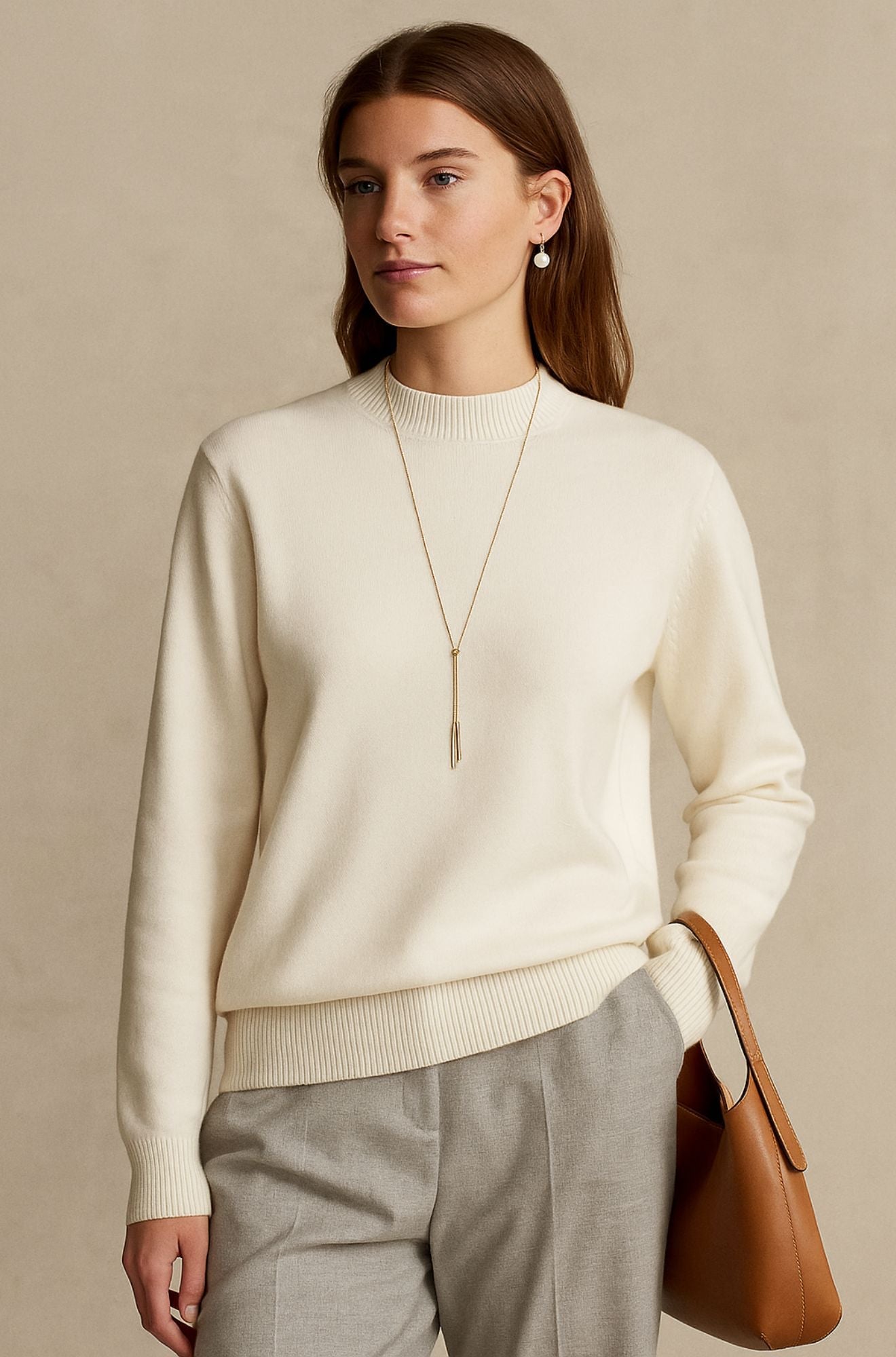 Pull en cachemire gris foncé Danoir Paris FR1287, élégant et doux, porté sur mannequin, détail du tissu et coupe raffinée.