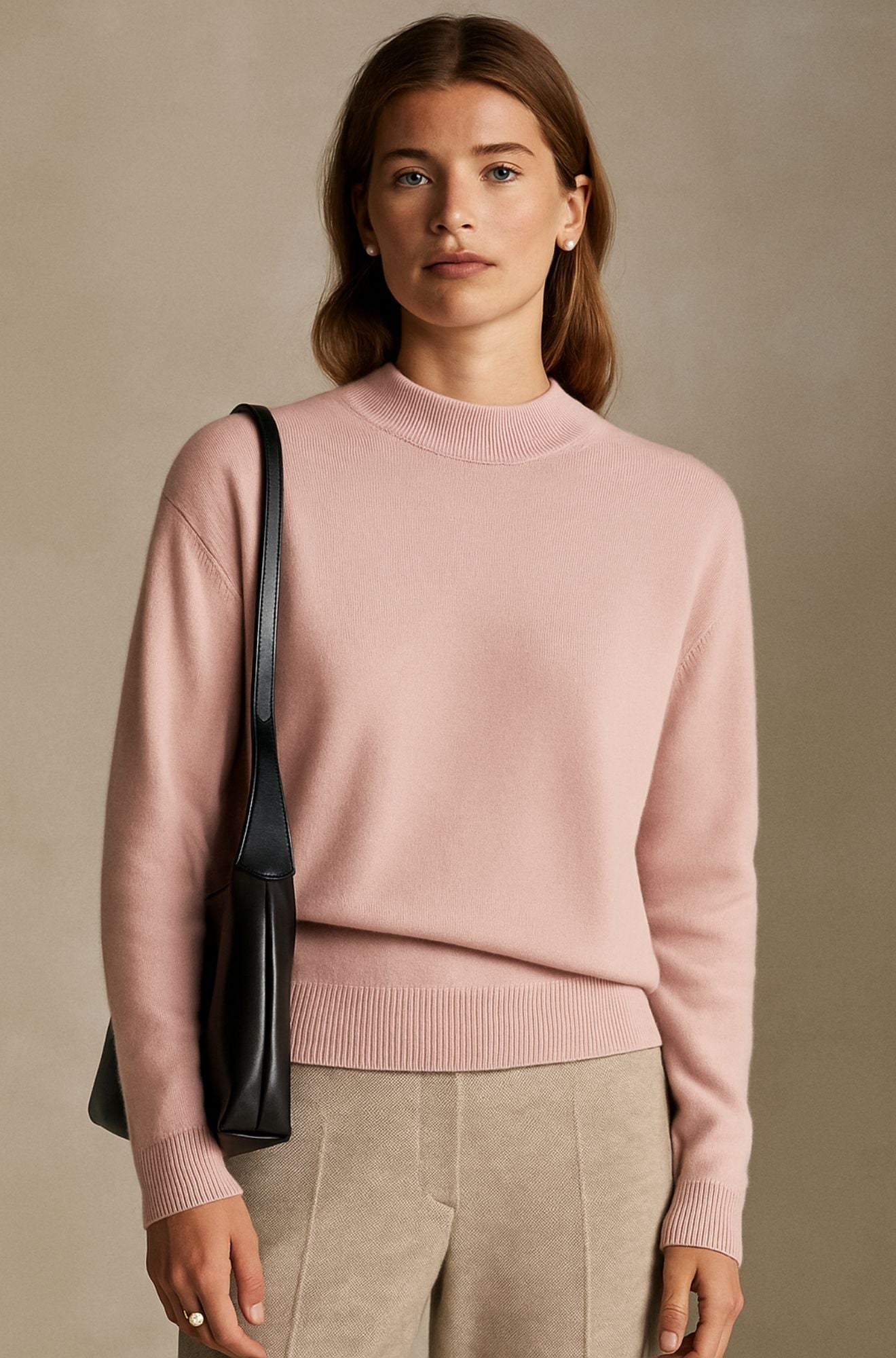 Pull en cachemire gris foncé Danoir Paris FR1287, élégant, doux et confortable, porté sur un mannequin.