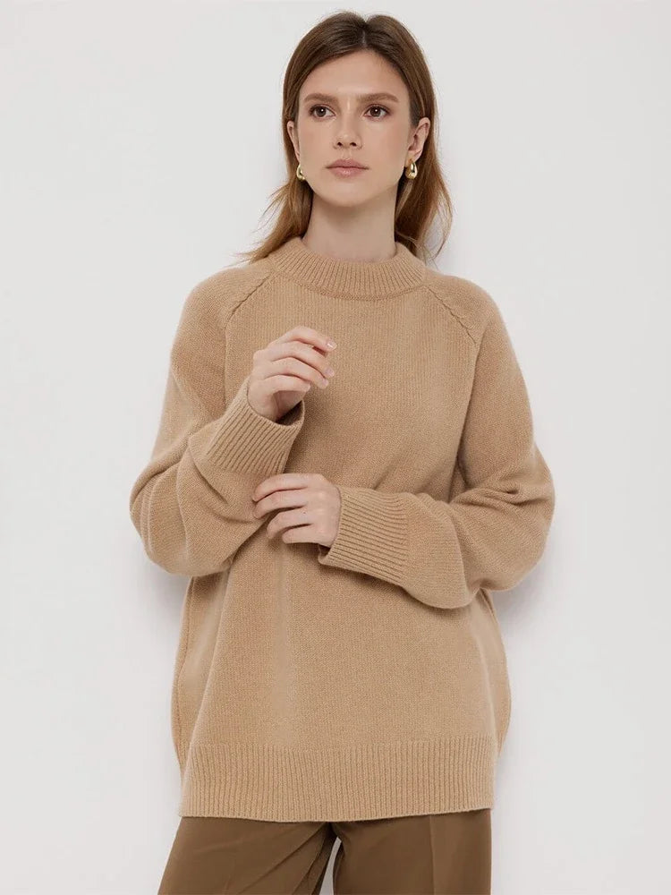 Pull en cachemire Coralie de Danoir Paris, élégant, couleur camel, avec détails raffinés, porté sur un fond neutre.