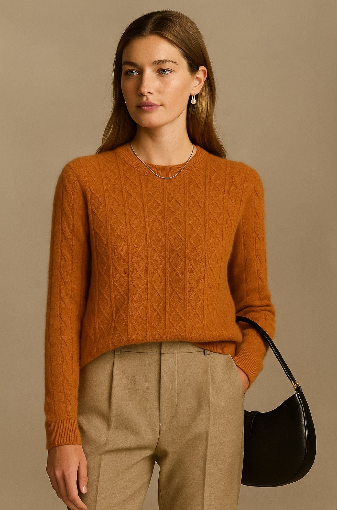 Pull en cachemire beige Danoir Paris Albury, élégant et confortable, porté sur un mannequin.