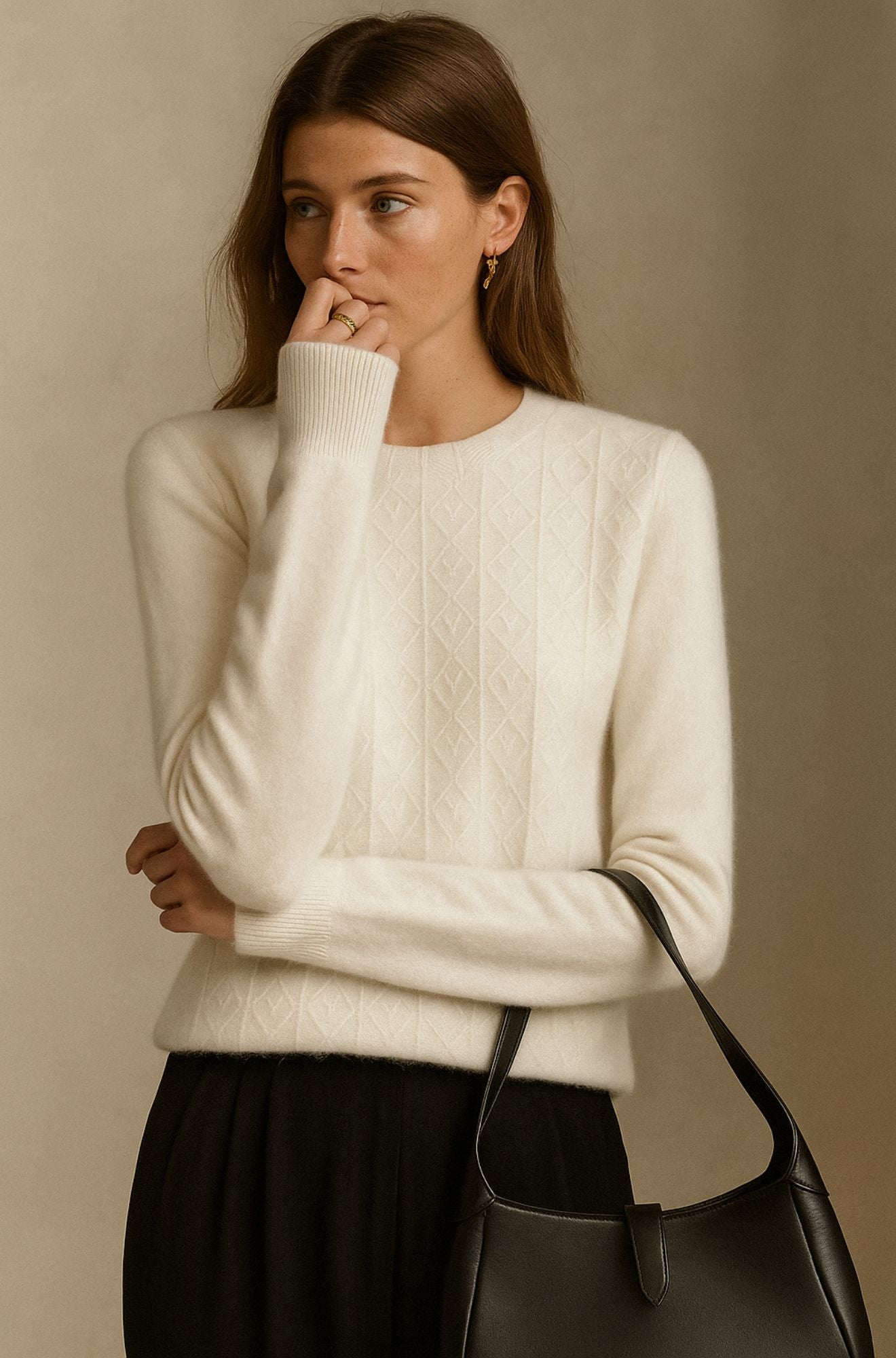 Pull en cachemire beige Danoir Paris Albury, élégante coupe, doux et confortable, image montrant le vêtement porté.