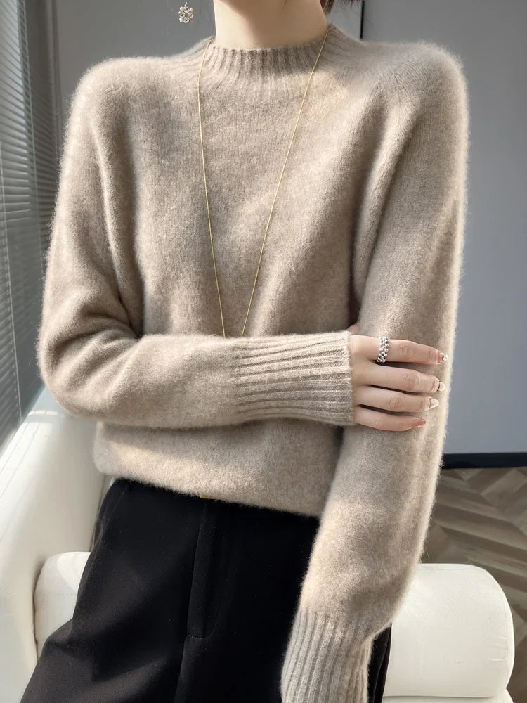 Pull en cachemire beige Danoir Paris Veyona, élégant, ajusté, avec col rond, porté par un mannequin.